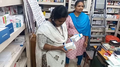 மருந்துக் கடையில் ஆய்வு செய்த ஆய்வாளா் குழுவினா்.