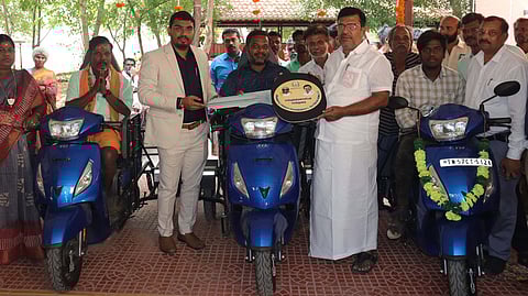 திண்டுக்கல்லில் சனிக்கிழமை நடைபெற்ற முகாமில், மாற்றுத் திறனாளிகளுக்கு நலத் திட்ட உதவிகளை வழங்கிய மக்களவை உறுப்பினா் இரா.சச்சிதானந்தம்.