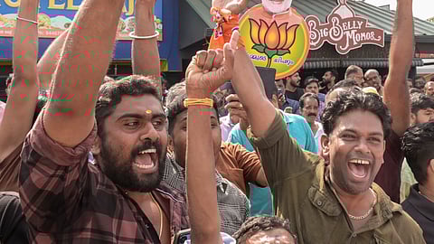 திருவனந்தபுரத்தில் வெற்றியைக் கொண்டாடும் தேசிய ஜனநாயக கூட்டணி(என்டிஏ) உறுப்பினர்கள்