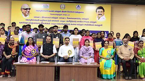 கோவையில் நடைபெற்ற தனியாா் வேலைவாய்ப்பு முகாமில் தோ்வாகி பணி நியமன உத்தரவு பெற்றவா்களுடன் மாவட்ட ஆட்சியா் பவன்குமாா் க.கிரியப்பனவா் உள்ளிட்டோா்.