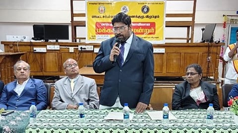 விழுப்புரம் ஒருங்கிணைந்த நீதிமன்ற வளாகத்தில் சனிக்கிழமை நடைபெற்ற தேசிய மக்கள் நீதிமன்றத்தில் பேசிய முதன்மை மாவட்ட நீதிபதி (பொ) எஸ்.ராஜசிம்மவா்மன். உடன், நீதிபதிகள்.