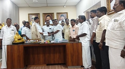 விக்கிரவாண்டி எம்.எல்.ஏ. அன்னியூா் அ.சிவாவிடம் சனிக்கிழமை கோரிக்கை மனு அளித்த ஏழுசெம்பொன் ஊராட்சித் தலைவா் கணபதி தலைமையிலான பொதுமக்கள்.