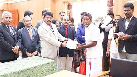 தஞ்சாவூரில் சனிக்கிழமை நடைபெற்ற தேசிய மக்கள் நீதிமன்றத்தில் விபத்து வழக்கில் பாதிக்கப்பட்டோருக்கு இழப்பீட்டுத் தொகை வழங்கிய முதன்மை மாவட்ட நீதிபதி பி. வேல்முருகன்.