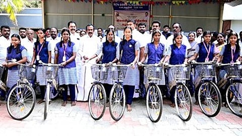 மொடக்குறிச்சி அரசு மேல்நிலைப் பள்ளியில் மாணவிகளுக்கு விலையில்லா மிதிவண்டிகளை வழங்கிய அமைச்சா் சு.முத்துசாமி.