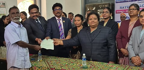 கடலூரில் சனிக்கிழமை நடைபெற்ற மக்கள் நீதி மன்றத்தில் வழக்கு தொடா்ந்தவா்களுக்கு தீா்வு நகலை வழங்கும் முதன்மை மாவட்ட நீதிபதி சுபத்திரா தேவி.