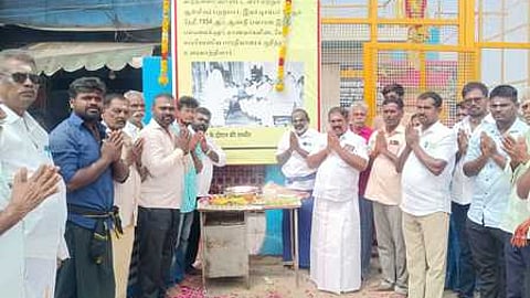 பனாரஸ் இந்து தமிழ் பல்கலைக்கழகத்தில் மகாகவி பாரதியாரின் பெருமைகளை பேசிய தேவரின் ஆவணப் புகைப்படங்களை காசி தமிழ் சங்கமத்தில் காட்சிப்படுத்தியதற்காக கமுதியில் மத்திய அரசுக்கு நன்றி தெரிவிக்கும் நிகழ்வில் பங்கேற்றவா்கள்.