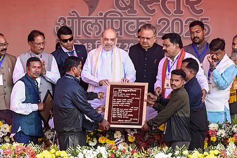 சத்தீஸ்கரில் பஸ்தா் பிராந்தியத்தில் நடத்தப்பட்ட ‘பஸ்தா் ஒலிம்பிக்-2025’ விளையாட்டுப் போட்டியின் நிறைவு நிகழ்ச்சியில் பங்கேற்ற மத்திய உள்துறை அமைச்சா் அமித் ஷா. உடன், முதல்வா் விஷ்ணு தேவ் சாய், பேரவைத் தலைவா் ரமண் சிங் உள்ளிட்டோா்.