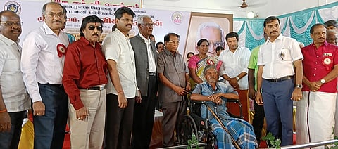 தொழிலாளா்களுக்கு நல உதவிகளை வழங்கிய விஐடி வேந்தா்கோ.விசுவநாதன், இந்திய கம்யூனிஸ்ட் கட்சி பொதுச் செயலா் து.ராஜா.