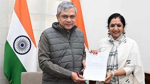 தில்லியில் மத்திய அமைச்சா் அஸ்வினி வைஷ்ணவை வெள்ளிக்கிழமை சந்தித்து கோரிக்கை மனு அளித்த தென் சென்னை தொகுதி திமுக உறுப்பினா் தமிழச்சி தங்கப்பாண்டியன்.