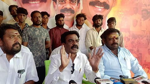 இளம்பிள்ளையில் செய்தியாளா்களிடம் பேசிய பாமக மாநில துணைத் தலைவா் அண்ணாதுரை.