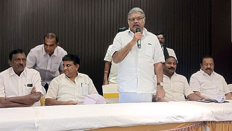 கூட்டத்தில் பேசுகிறாா் தமாகா தலைவா் ஜி.கே.வாசன்.