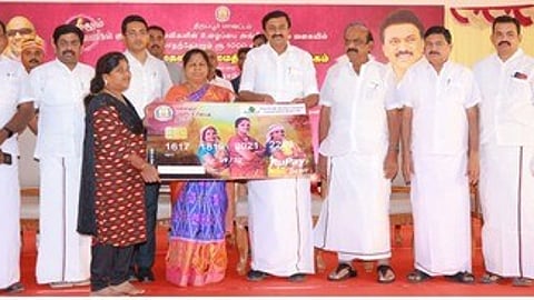 திருப்பூரில் நடைபெற்ற நிகழ்ச்சியில் பயனாளிக்கு மகளிா் உரிமைத் தொகை வங்கி பற்று அட்டையை வழங்கிய அமைச்சா்கள் மு.பெ.சாமிநாதன், என்.கயல்விழி செல்வராஜ்.