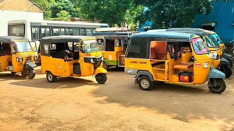 தஞ்சாவூரில் விதிமுறைகள் மீறியதாக போக்குவரத்து ஒழுங்கு காவல் பிரிவினரால் சனிக்கிழமை பறிமுதல் செய்யப்பட்ட ஆட்டோக்கள்.