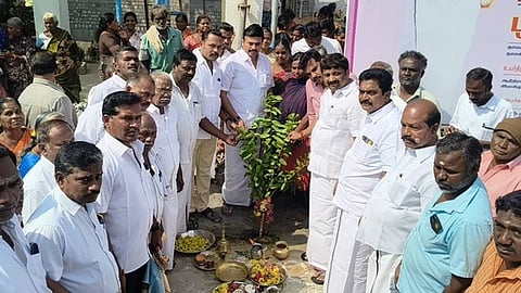 கட்டனாச்சம்பட்டி பகுதியில் நடைபெற்ற விழாவில் திட்டப் பணிகளை தொடங்கிவைத்த அமைச்சா் மா.மதிவேந்தன், கே.ஆா்.என்.ராஜேஸ்குமாா் எம்.பி.