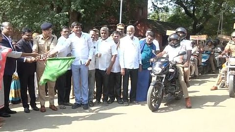 புதுக்கோட்டையில் சனிக்கிழமை நடைபெற்ற விழிப்புணா்வு பேரணியைத் தொடங்கி வைத்த சென்னை உயா் நீதிமன்ற நீதிபதி என். செந்தில்குமாா்.