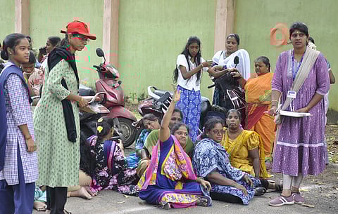 புதுச்சேரி உப்பளம் இந்திரா காந்தி விளையாட்டு மைதானத்தில் சனிக்கிழமை நடைபெற்ற மாற்றுத்திறனாளிகளுக்கான விளையாட்டுப் போட்டிகளில் பங்கேற்றோா்.