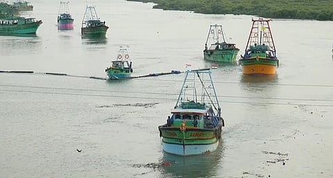 அக்கரைப்பேட்டை மீன்பிடி துறைமுகத்திலிருந்து சனிக்கிழமை மீன்பிடிக்கச் சென்ற விசைப் படகுகள்.