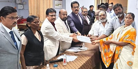 பாதிக்கப்பட்ட குடும்பத்தினருக்கு காசோலையை வழங்கிய வேலூா் மாவட்ட முதன்மை அமா்வு நீதிபதி எம்.இளவரசன். உடன், நீதிபதிகள், வழக்குரைஞா்கள்.