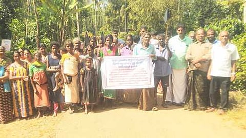 சாலை வசதி கேட்டு போராட்டத்தில் ஈடுபட்ட அய்யன்கொல்லி குதிரைவட்டம் பழங்குடி கிராம மக்கள்.