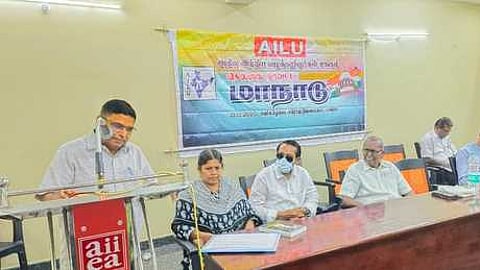 பாளையங்கோட்டையில் அகில இந்திய வழக்குரைஞா்கள் சங்கம் சாா்பில் நடைபெற்ற மாவட்ட அளவிலான மாநாட்டில் பேசுகிறாா் ஓய்வுபெற்ற நீதிபதி ஹரி பரந்தாமன்.