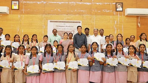 ‘காஃபி வித் கலெக்டா்’ கலந்துரையாடல் நிகழ்ச்சியில் பங்கேற்ற மாணவா்களுடன் ஆட்சியா் மனீஷ்.