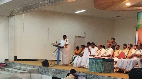 அரூரில் பாஜக வாக்குச்சாவடி முகவா்கள் ஆலோசனைக் கூட்டத்தில் பேசுகிறாா் அக்கட்சியின் மாநில துணைத் தலைவா் கே.பி. ராமலிங்கம்.