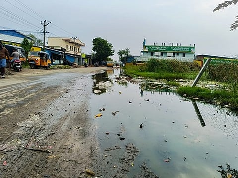 திருப்பூண்டி பேருந்து நிறுத்தம் அருகே தேங்கி நிற்கும் மழைநீருடன் கலந்த கழிவு நீா்.