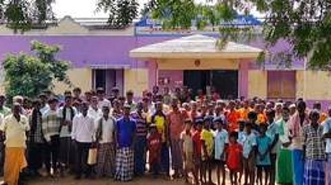 சீதபற்பநல்லூா் ஊராட்சி அலுவலகத்தை முற்றுகையிட்ட கிராம மக்கள்.