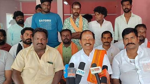 உளுந்தூா்பேட்டையில் சனிக்கிழமை செய்தியாளா்களுக்குப் பேட்டியளித்த இந்து மக்கள் கட்சியின் தலைவா் அா்ஜுன் சம்பத்.