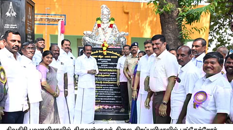 சிவகிரி அரசு மேல்நிலைப் பள்ளியில் அமைக்கப்பட்ட திருவள்ளுவா் சிலை திறந்துவைத்த அமைச்சா் சு.முத்துசாமி.