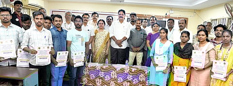 தனியாா் வேலைவாய்ப்பு முகாமில் பணி நியமன ஆணைகள் பெற்றவா்களுடன் எம்எல்ஏ தே.மதியழகன்.