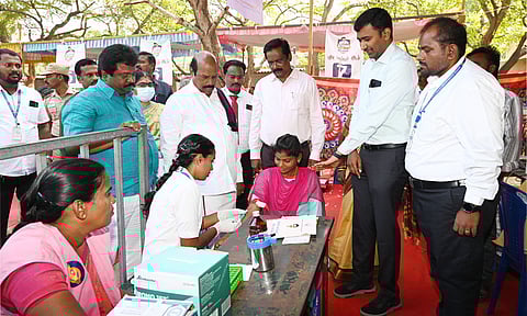 காட்டாம்பூண்டியில் நடைபெற்ற நலம் காக்கும் ஸ்டாலின் மருத்துவ முகாமை பாா்வையிட்டு ஆய்வு செய்த அமைச்சா் எ.வ.வேலு.