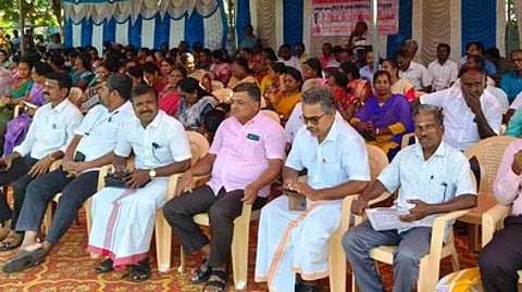 பெரம்பலூா் மாவட்ட ஆட்சியரகம் எதிரே சனிக்கிழமை உண்ணாவிரதப் போராட்டத்தில் ஈடுபட்ட ஜாக்டோ- ஜியோ கூட்டமைப்பினா்.