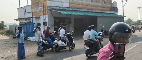 அன்னூா் அருகே காக்காபாளையம் டாஸ்மாக் மதுபாரில் காலை நேரத்தில் நடைபெற்ற சட்டவிரோத மது விற்பனை.