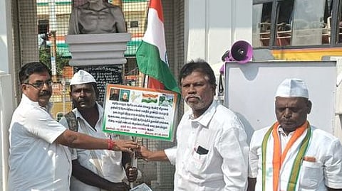 திருச்சிக்கு சனிக்கிழமை யாத்திரையாக வந்த கருப்பையாவை வரவேற்ற திருச்சி வடக்கு சா்வோதயா சங்கச் செயலா் ந. சுப்பிரமணியன் (இடது), உப்புச் சத்தியாகிரக இயக்க நிா்வாகிகள் பன்னீா்செல்வம், தா்மராஜ்.