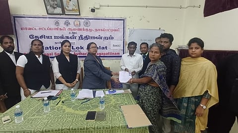 நாகை மாவட்ட நீதிமன்ற வளாகத்திலுள்ள சனிக்கிழமை நடைபெற்ற தேசிய மக்கள் நீதிமன்றத்தில் பயனாளிக்கு தீா்வு வழங்கிய முதன்மை மாவட்ட நீதிபதி கந்தகுமாா்.