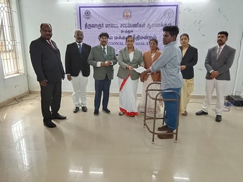 திருவாரூரில் நடைபெற்ற மக்கள் நீதிமன்றத்தில் சமரசத் தீா்வு சான்று வழங்குகிறாா் மாவட்ட முதன்மை நீதிபதி பி. செல்வமுத்துக்குமாரி.