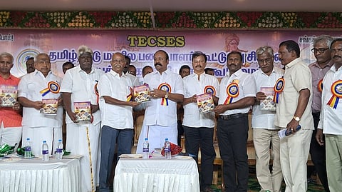 சிவகங்கையில் சனிக்கிழமை நடைபெற்ற தமிழ்நாடு பணியாளா் கூட்டுறவுச் சிக்கன நாணய சங்க ஊழியா்கள் கூட்டமைப்பின் 2-ஆவது மாநில மாநாட்டில் மாநாட்டு மலரை வெளியிட்ட கூட்டுறவுத் துறை அமைச்சா் கே.ஆா். பெரியகருப்பன். உடன் கூட்டமைப்பு நிறுவனா் அந்தோணி முத்துசேவியா்.