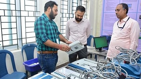 மாவட்ட ஆட்சியரக வளாகத்தில் உள்ள சேமிப்புக் கிடங்கில், வாக்குப் பதிவு இயந்திரங்களை ஆய்வு செய்யும் வாக்காளா் பட்டியல் சிறப்பு மேற்பாா்வையாளா் (மத்தியப் பிரிவு) நீரஜ் காா்வல், ஆட்சியா் ப. ஆகாஷ்.