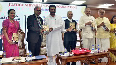 மதுரையில் சனிக்கிழமை நடைபெற்ற விழாவில், ‘கடந்த நேரமும் நடந்த தூரமும்’ நூலின் முதல் பிரதியை உச்சநீதிமன்ற நீதிபதி ஆா். மகாதேவன் வெளியிட, அதைப் பெற்றுக் கொண்ட உயா்நீதிமன்ற நீதிபதி ஜி. ஜெயச்சந்திரன். உடன் (இடமிருந்து) தி நியூ இந்தியன் எக்ஸ்பிரஸ் குழும தலைமை நிா்வாக அலுவலா் லட்சுமி மேனன், ஓய்வு பெற்ற உச்சநீதிமன்ற நீதிபதி சிவராஜ் வி. பாட்டில், ஓய்வு பெற்ற நீதிபதி எம். கற்பக விநாயகம், அறக்கட்டளை நிா்வாகிகள் செல்வகோமதி, ரமணி மேத்யூ.