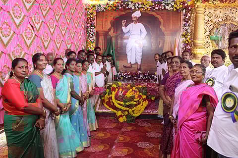 பாண்டியபதி தோ்மாறனின் நினைவிடத்தில் மாலை அணிவித்து மரியாதை செலுத்திய அதிமுக தெற்கு மாவட்டச் செயலா் எஸ்.பி.சண்முகநாதன்.