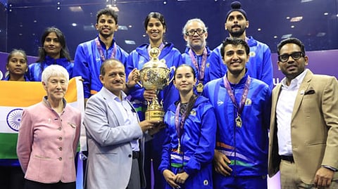 சென்னையில் நடைபெற் உலகக் கோப்பை ஸ்குவாஷ் இறுதி ஆட்டத்தில் சாம்பியன் பட்டம் வென்ற இந்திய அணிக்கு கோப்பையை வழங்கிய இளைஞா் நலன் மற்றும் விளையாட்டு மேம்பாட்டுத்துறை கூடுதல் தலைமைச் செயலா் அதுல்ய மிஸ்ரா. உடன் உலக ஸ்குவாஷ் தலைவா் ஜீனா வூல்ட்ரிட்ஜ், எஸ்டிேடி உறுப்பினா் செயலா் ஜெ.மேகநாத ரெட்டி.