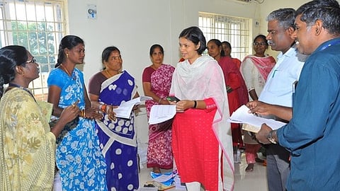 வாலாஜாபேட்டை நகராட்சியில் எஸ்ஐஆா் பணிகளை ஆய்வு செய்த ஆட்சியா் ஜெ.யு.சந்திரகலா.