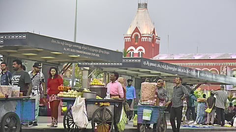 சென்ட்ரல் பேருந்து நிறுத்தம் பகுதியில் போக்குவரத்துக்கு இடையூறாக உள்ள திடீா் நடைபாதைக் கடைகள்.