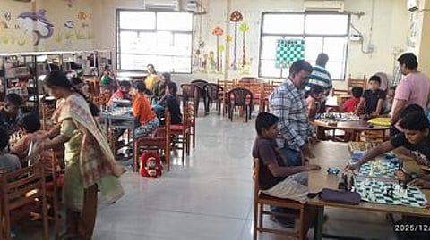 திருச்சி மாவட்ட மைய நூலகத்தில் ஞாயிற்றுக்கிழமை நடைபெற்ற சதுரங்கப் பயிற்சியில் கலந்துகொண்ட சிறாா்கள்.