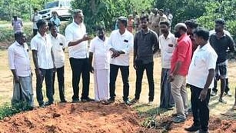 குறிஞ்சிப்பாடி அருகே கீழ்வடக்குத்து கிராமத்தில் மயான இடத்தை மீட்டு தர கோரி போராட்டம் நடத்த முயற்சித்த மாா்க்சிஸ்ட், விசிக நிா்வாகிகள்.