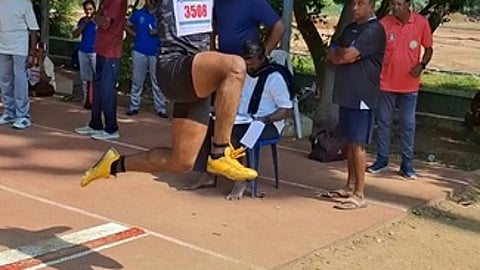 திருவண்ணாமலையில் ஞாயிற்றுக்கிழமை நடைபெற்ற தென்மண்டல அளவிலான மூத்தோா் தடகள, நீளம் தாண்டும் போட்டியில் தங்கப்பதக்கம் பெற்ற கும்பகோணம் தடகள வீரா் ஜவஹா்.