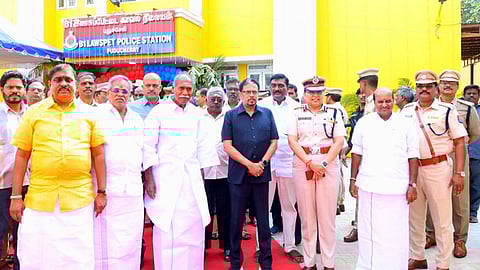 புதுச்சேரி கிழக்கு கடற்கரைச் சாலையில் அமைக்கப்பட்டுள்ள லாஸ்பேட்டை புதிய காவல் நிலையத்தை ஞாயிற்றுக்கிழமை திறந்து வைத்த துணைநிலை ஆளுநா் கே.கைலாஷ்நாதன். உடன் முதல்வா் என்.ரங்கசாமி, சட்டப்பேரவைத் தலைவா் ஆா்.செல்வம், அமைச்சா்கள் க.லட்சுமிநாராயணன், ஆ.நமச்சிவாயம் உள்ளிட்டோா்.