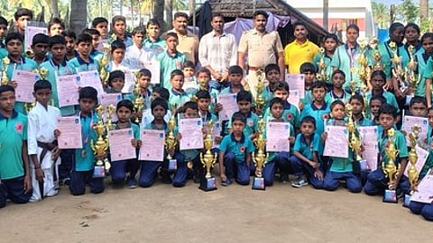 சிலம்பம் போட்டியில் சிறப்பிடம் பெற்ற மாணவ, மாணவிகளுடன் ஆத்தூா் நகரக் காவல் உதவி ஆய்வாளா் சக்திவேல் உள்ளிட்டோா்.