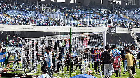 மெஸ்ஸி நிகழ்ச்சி குழப்பம்: சால்ட் லேக் மைதானத்தில் ஆளுநா், விசாரணைக் குழு ஆய்வு!